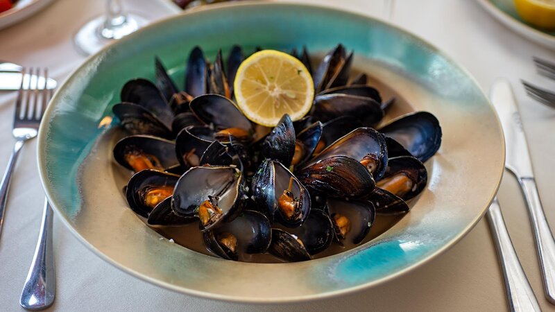 Mussels appetizer with lemon